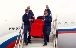 Лидер Венесуэлы перед самолетом со свое командой. Biocard - перевозки термозависимых грузов с температурным режимом по РФ