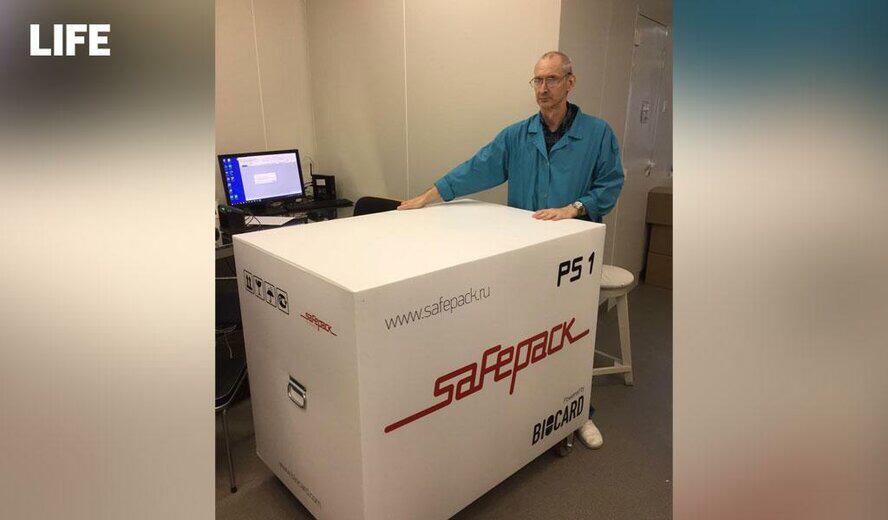 Сотрудник Biocard держит термобокс бокс Safepack. Перевозки термозависимых грузов с температурным режимом по РФ