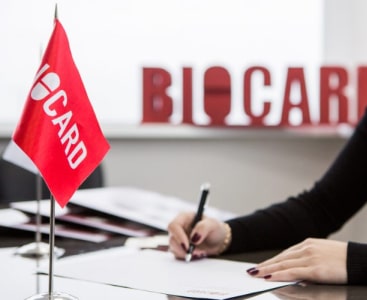 Сотрудник Biocard подписывает документы в офисе. Biocard - перевозки термозависимых грузов с температурным режимом по РФ 