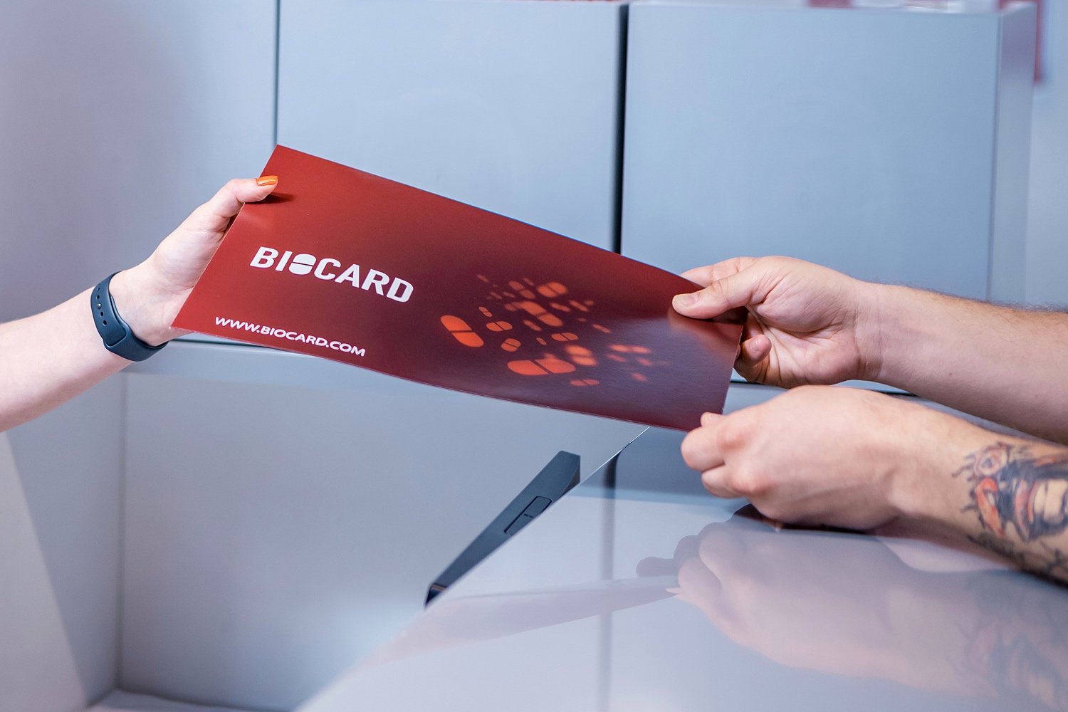 Красный конверт Biocard передается специалисту в области медицинской логистики и температурных грузоперевозок 
