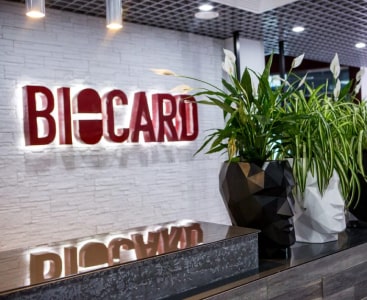 Красный логотип Biocard на стене в офисе компании. Biocard - перевозки термозависимых грузов с температурным режимом по РФ 