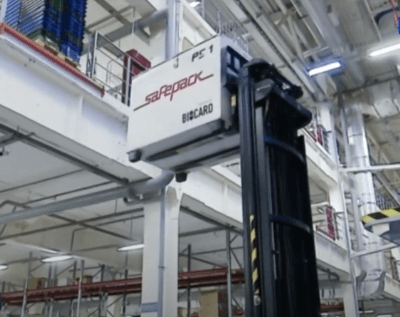 Штабелер поднимает термоконтейнер Safepack на складе. Biocard - перевозки термозависимых грузов с температурным режимом по РФ 