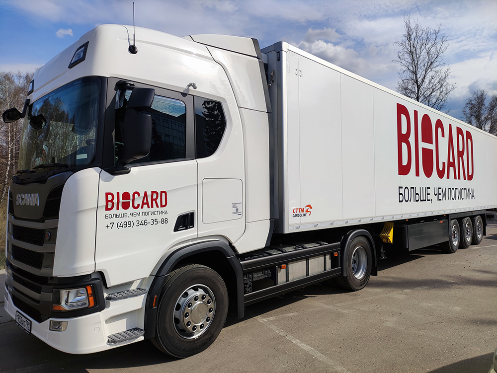 Белая фура с лого Biocard. Biocard - перевозки термозависимых грузов с соблюдением температурного режима по РФ