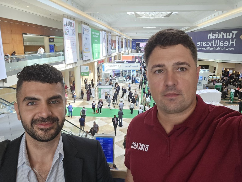 Команда Biocard на выставке Arab Health 2024, посвященной медицинской логистике, демонстрирует термоконтейнеры Safepack
