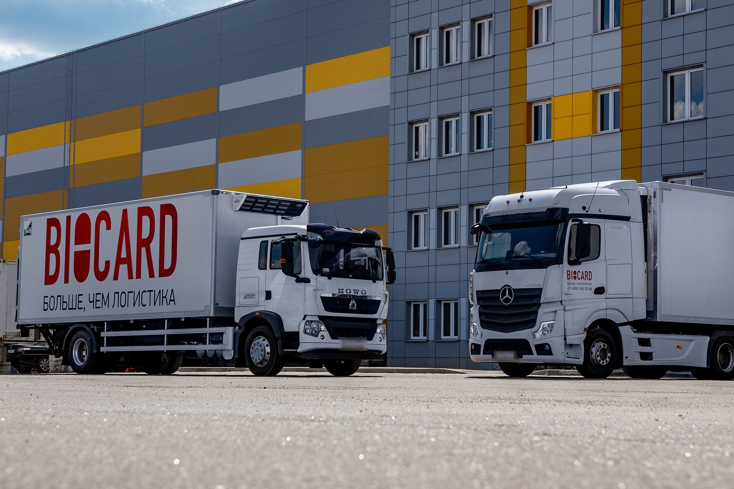 Рефрижератор HOWO и тягач Mercedes Actros BIOCARD у склада