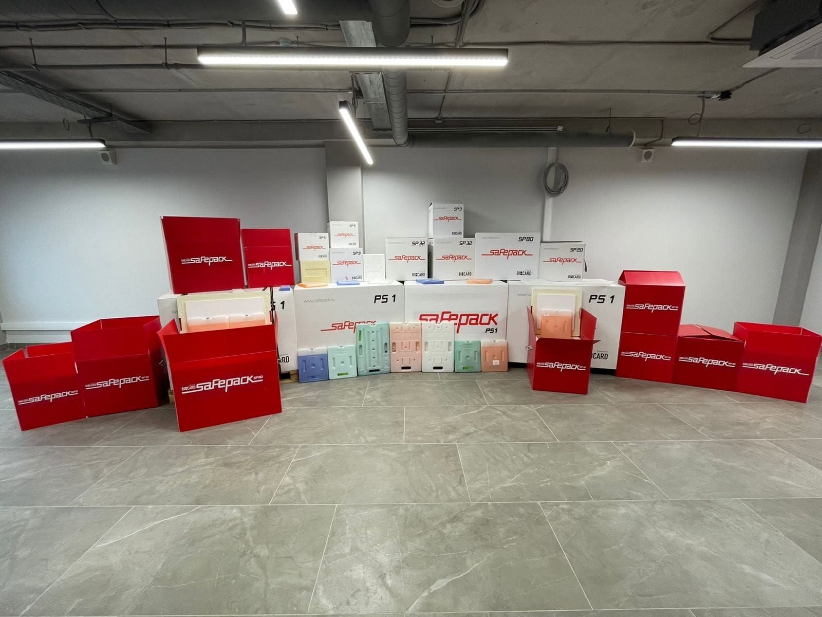 Термобоксы SafePack и хладоэлементы в зале